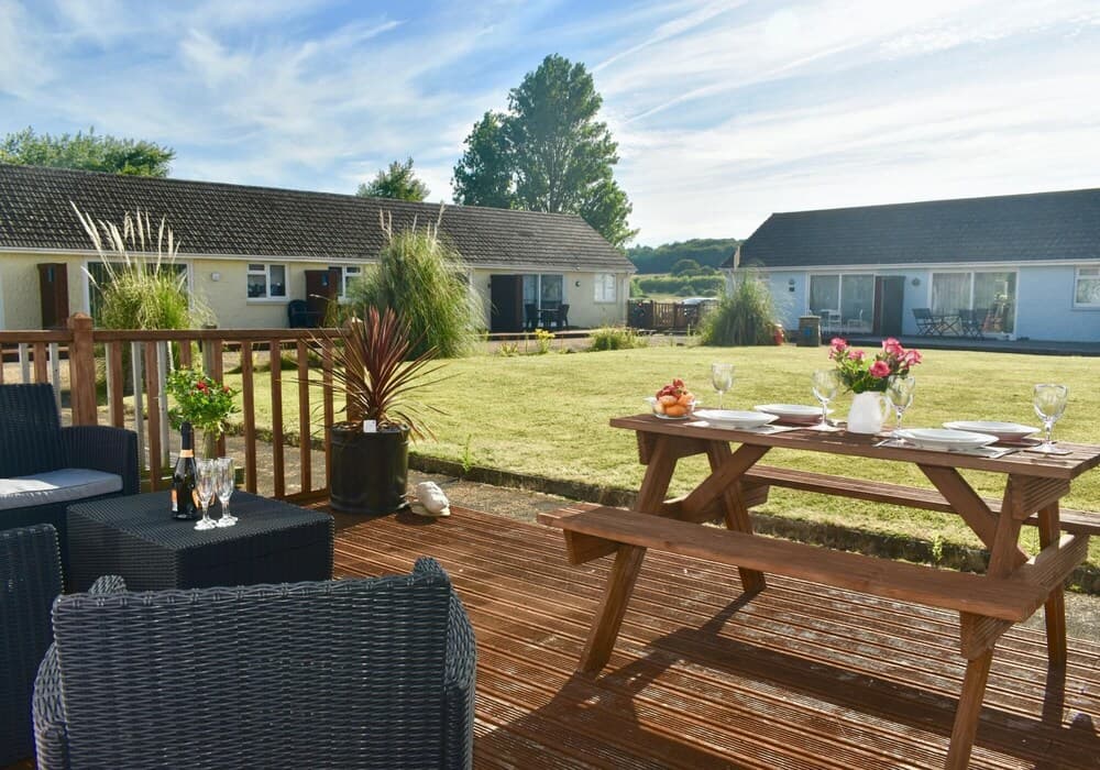 Seashells Dog Friendly Seaview Beach Chalet Sleeps 4 Beach Opposite