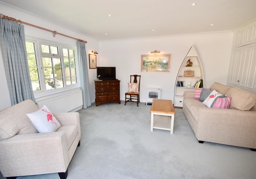 White Roses Coastal Holiday Home for 2 Plus dog Beach 400 Yards