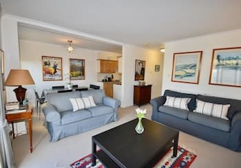 1 Kings Close a Superb Coastal Retreat