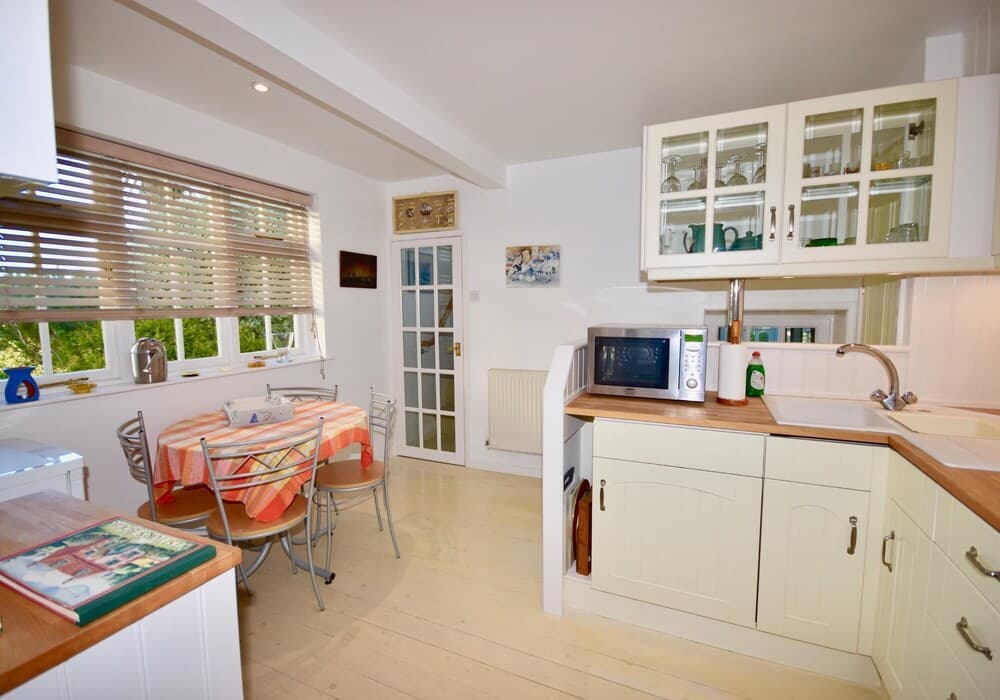 Mulberry 3 bed Cowes Cottage Solent Views Sleeps 6 Plus Parking