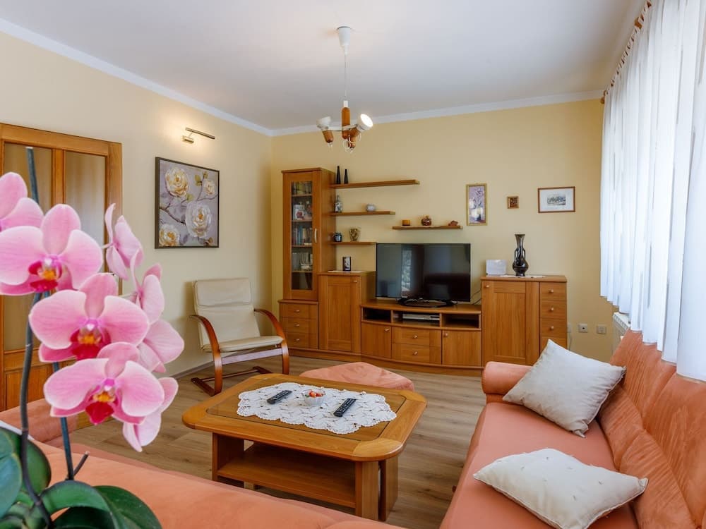 Beautiful Home With Swimming Pool and sea View