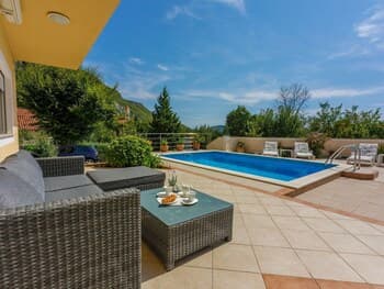 Beautiful Home With Swimming Pool and sea View