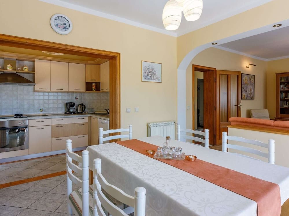 Beautiful Home With Swimming Pool and sea View