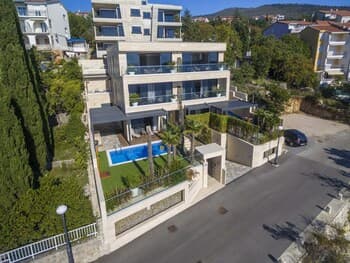 Luxury Home With Private Pool and Sauna for use, Near the Sea