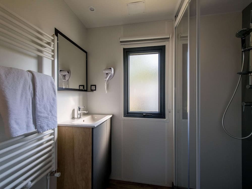 Cozy Chalet with Dishwasher near Lake