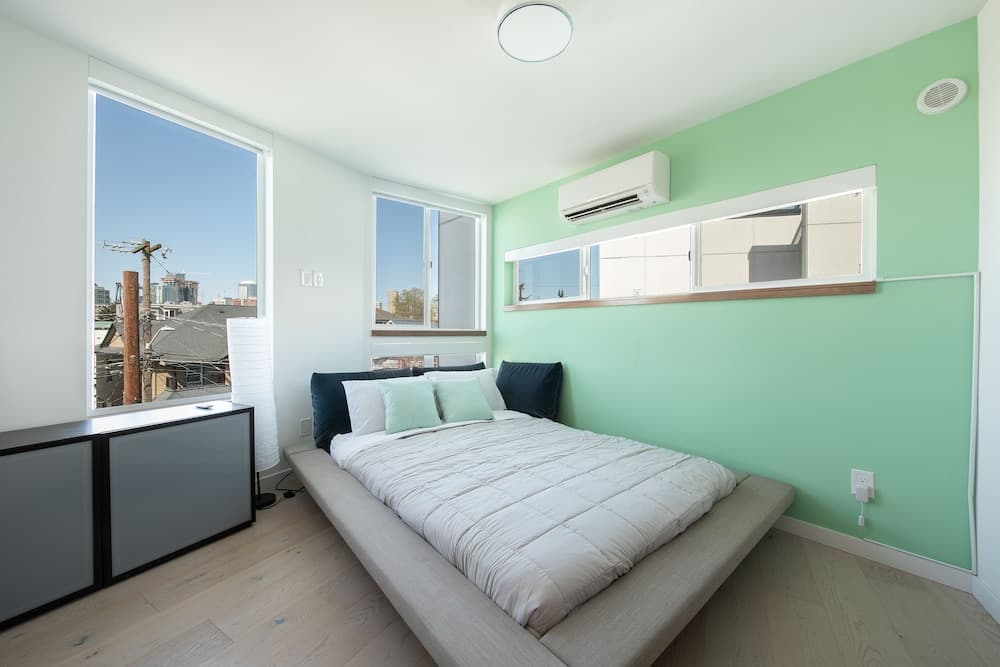 Hosteeva Modern Townhome w Rooftop