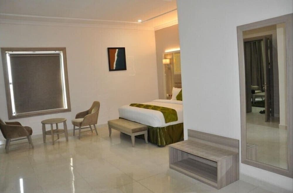 SpringHill Hotel & Suites