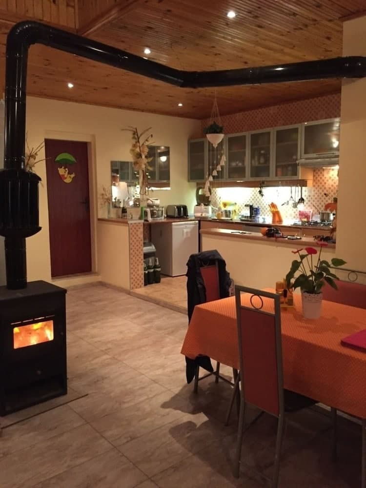 Inviting 4-bed Villa in Dolishte