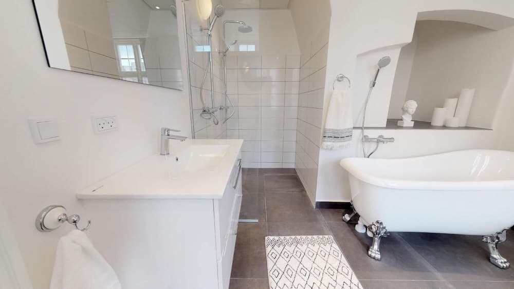 189m2 NEW Luxury Apt - City Central Prof Cleaning