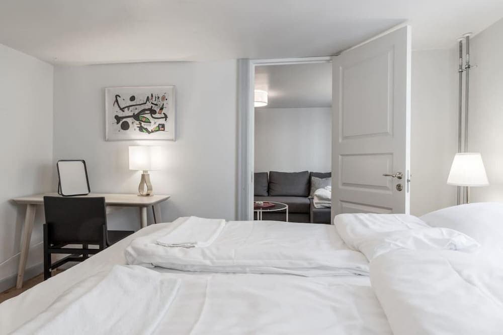 Apt Centrum of CPH 50M to Metro w Balcony