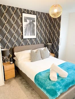 Tudors eSuites Luxury House Garden