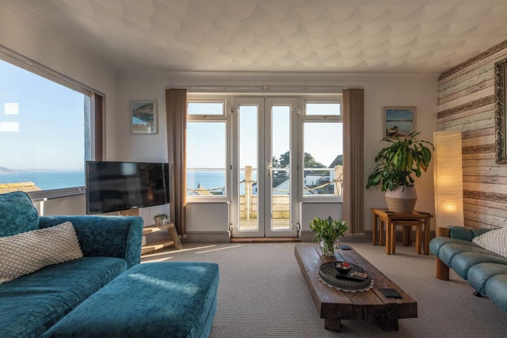 1 Bed Flat - Sleeps 2 - Pets - Balcony - Parking