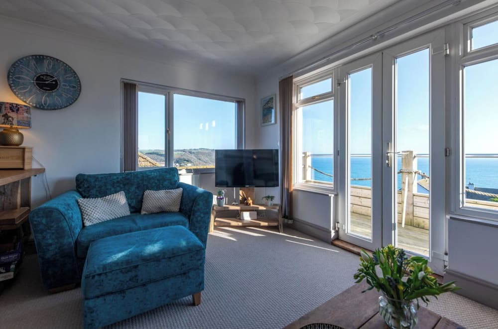 1 Bed Flat - Sleeps 2 - Pets - Balcony - Parking