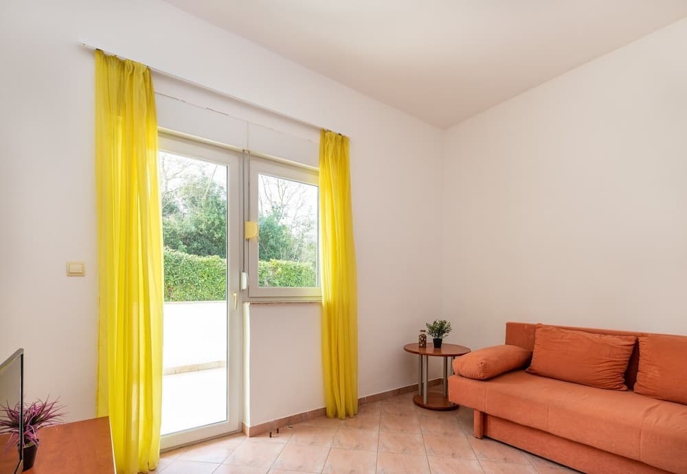 Pool Apartment Suzi 11