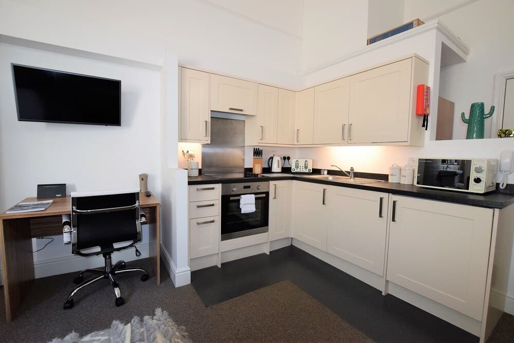 Your Apartment Berkeley Sq Pads 7