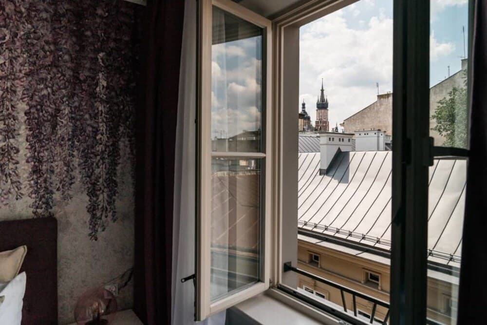 Soak in Modern Floral Atmosphere by Market Square Airport Pickup Breakfast