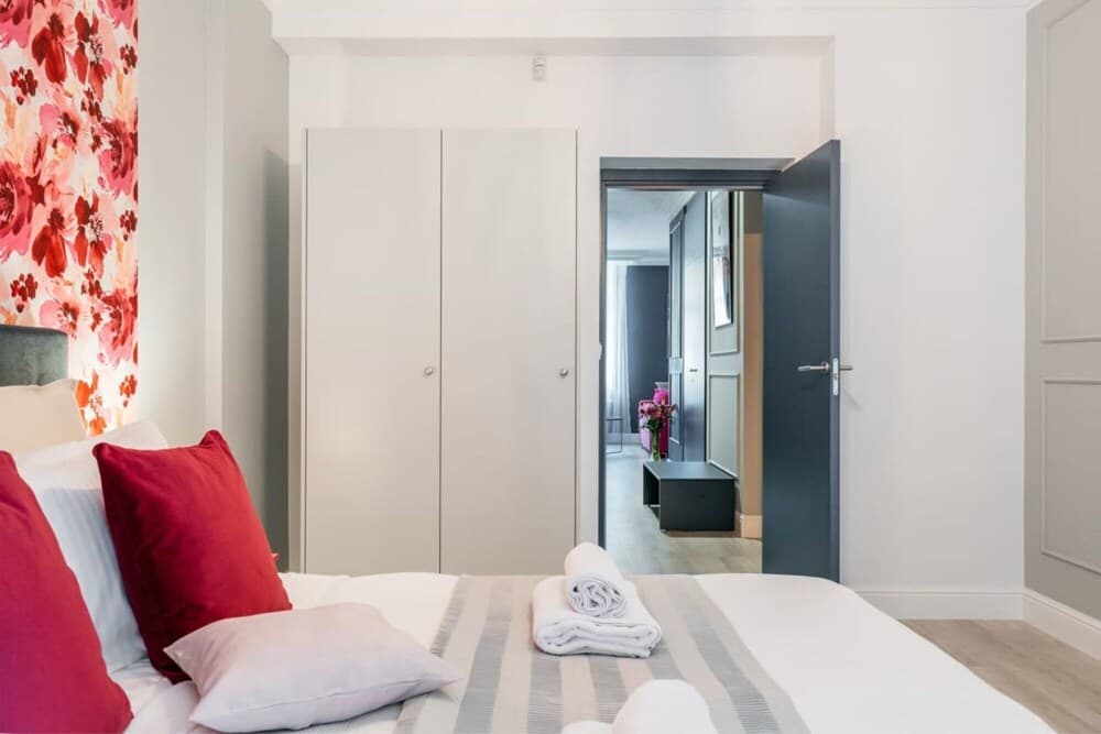 Spacious Place by Market Square Inspired by Parisian Homes Airport-pickup