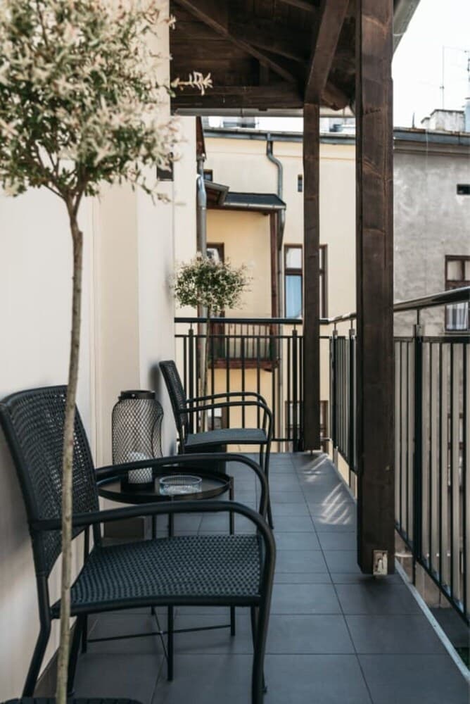 Spacious and Bright Apartment Located in Centre gym Sauna Transport