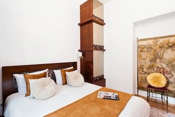 Enjoy Incredible Antique Apartment in Historical Townhouse by Market Square