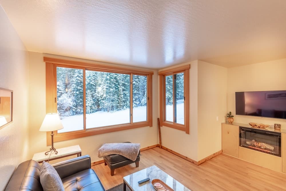Modern 1 bedroom in Ski Trails by RedAwning