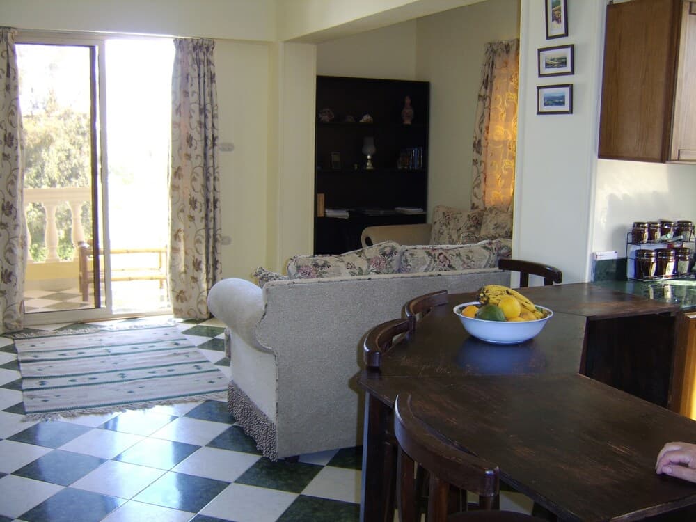 A Beautiful Penthouse Apartment Overlooking the Red Sea N011