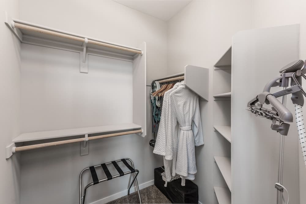 Luxury King -TPC Shops Dining Close S200