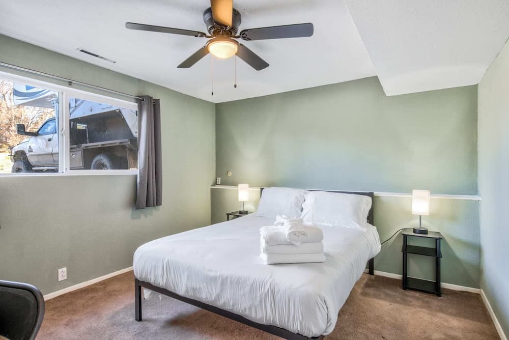 2BR Pikes Peak Views Garden of Gods Dog-friendly!