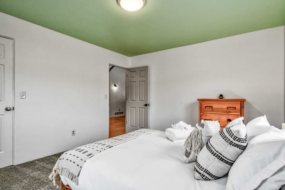 4brfireplace & Mountain Viewsdog-friendly & Hiking Nearby!