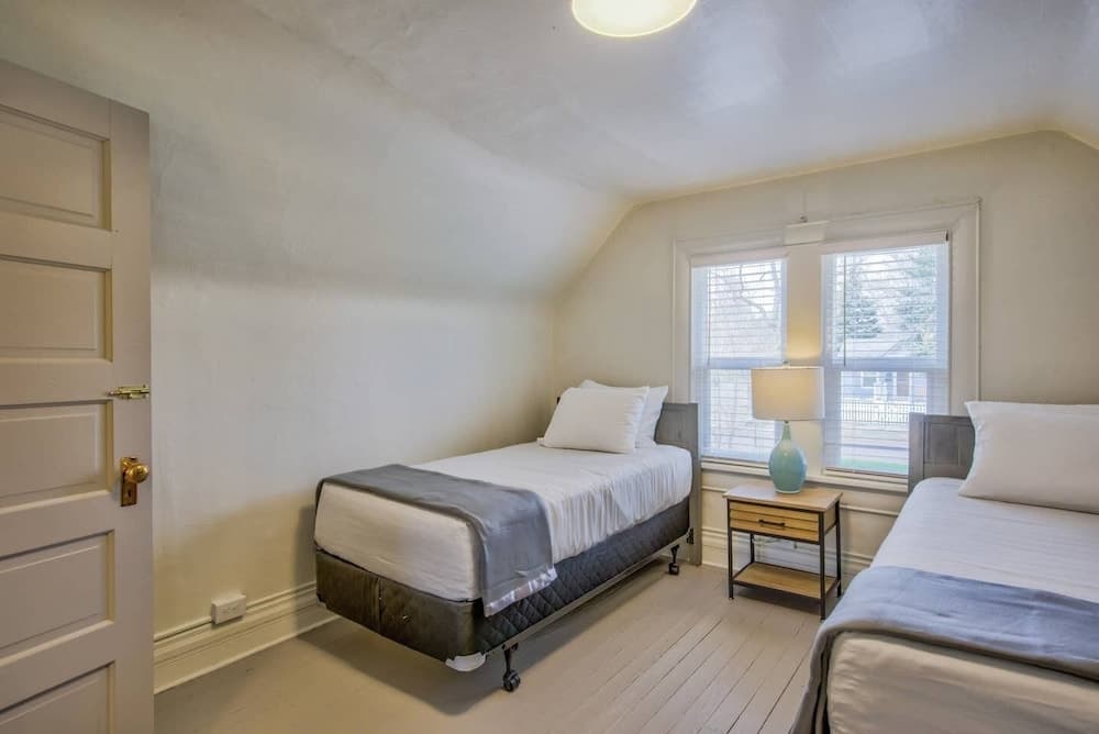 3BD Downtown Modern Victorian W/hot Tub, Park & Lake!