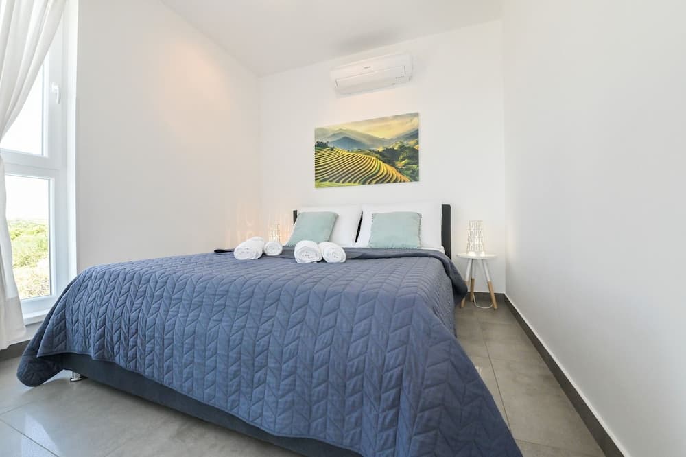 Funtastic C Apartment with Pool and Terrace