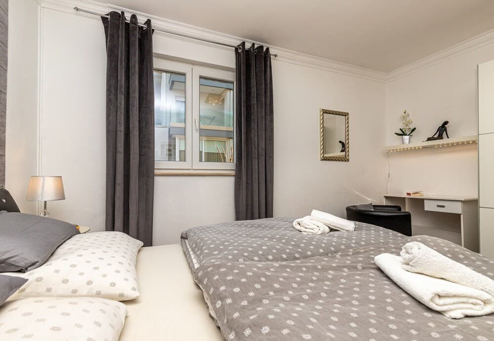 Deluxe Apartment Sandra 1200m From Beach