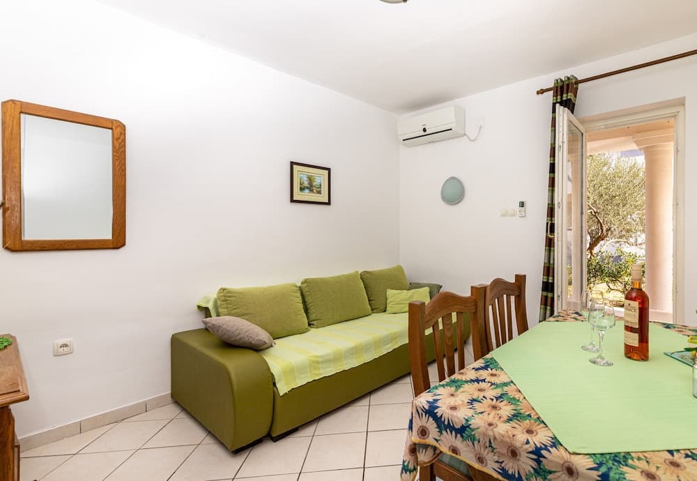 Beach Apartment Alenka Green