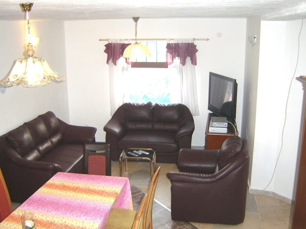 Holiday Home Sisan Near Beach & Pool