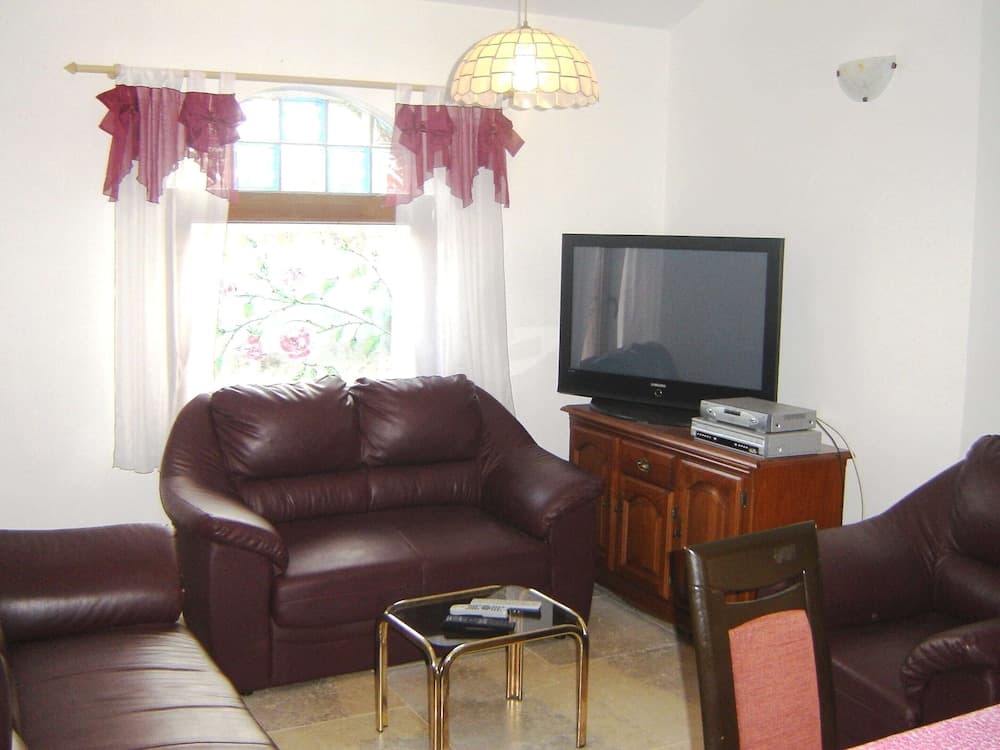 Holiday Home Sisan Near Beach & Pool