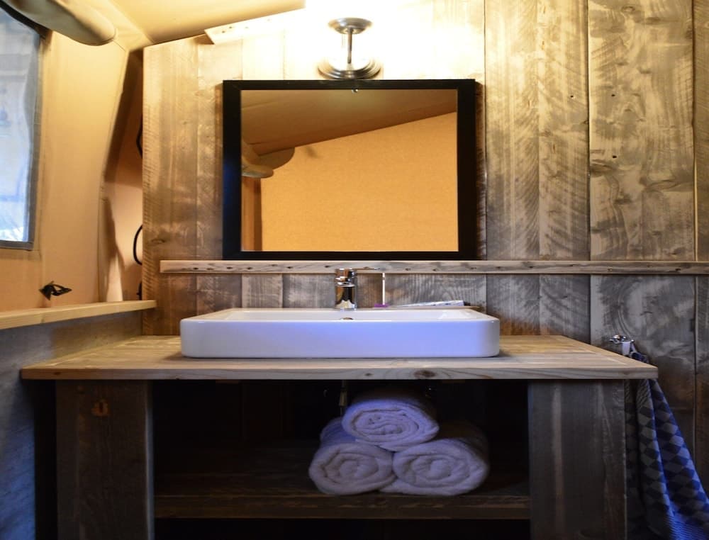 Nice Tent with Kitchen & Shower near Beach Campsite