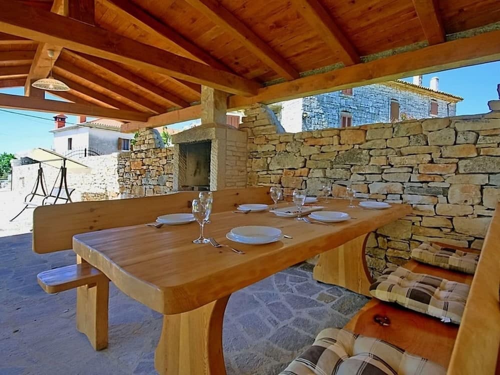 Authentic Villa in Tinjan With Private Pool