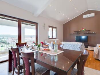 Quaint Apartment in Posedarje With Garden