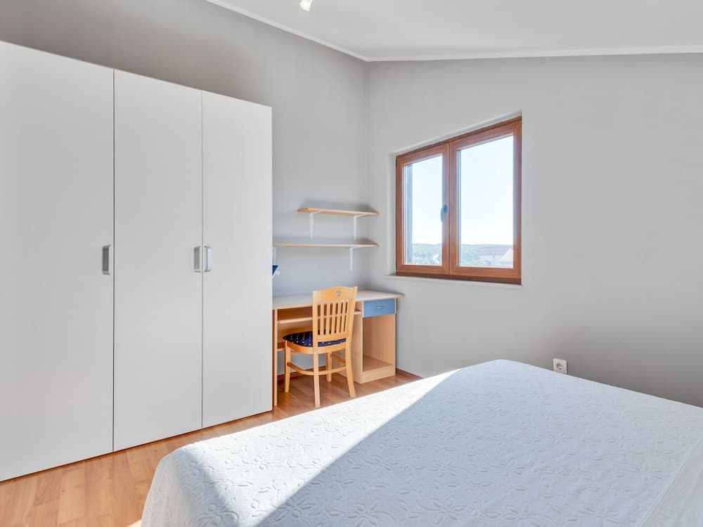 Quaint Apartment in Posedarje With Garden