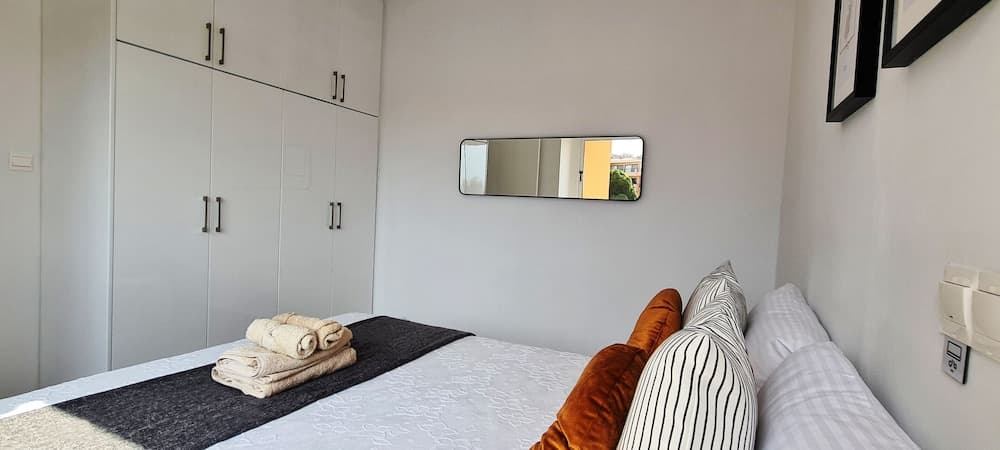 Phaedrus Living: Cityview Luxury Flat Walnut Grove 304