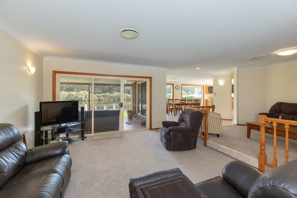 A Waterfront on Palmway