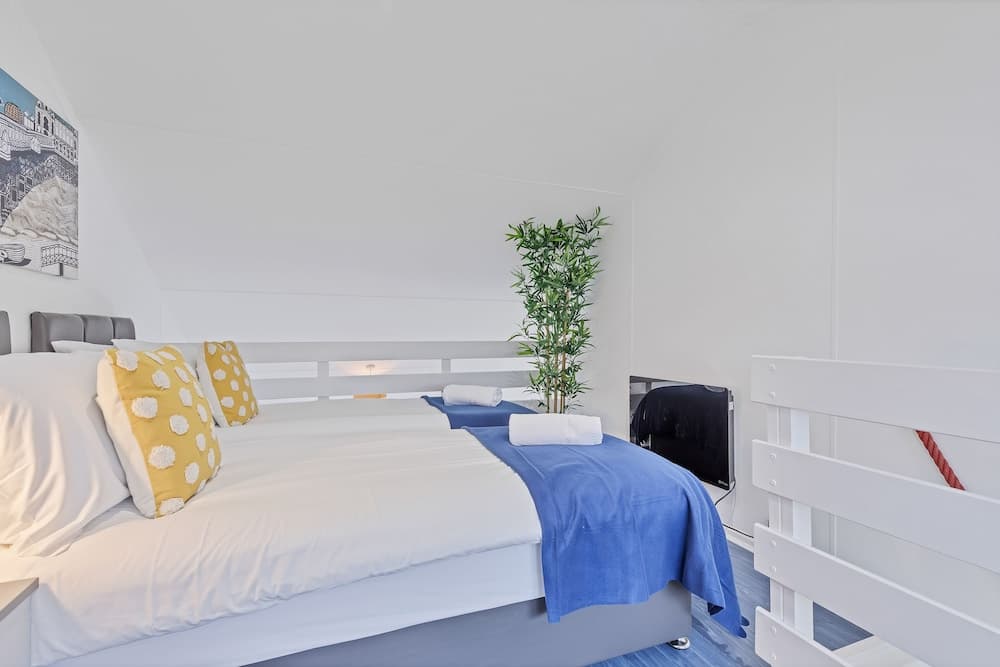 On the Water 3 with Free Parking | By My Getaways