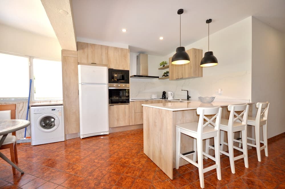 Spacious Retreat With Prime Location, Private Pool, Snooker, Free AC & Wifi