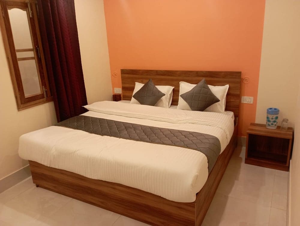 Goroomgo GP Mall Road Nainital