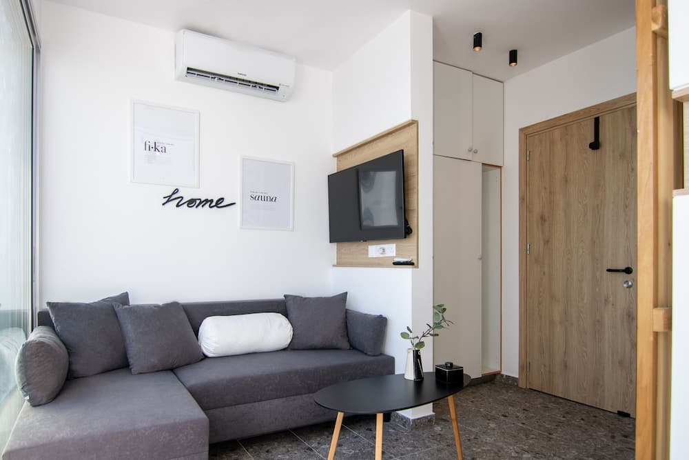 Phaedrus Living: Seaside Modern Flat Lighthouse 52