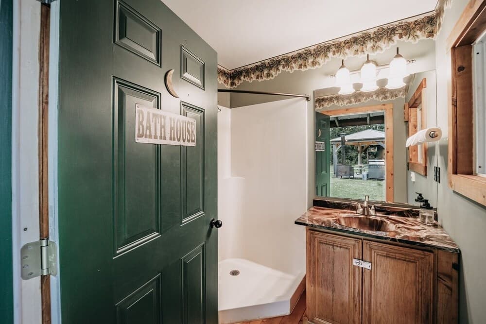 72mf - Rustic - Pets Ok - Sleeps 2 1 Bedroom Cabin by Redawning