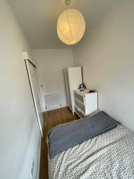 1-bed Apartment Next to Paisley Gilmour Station!