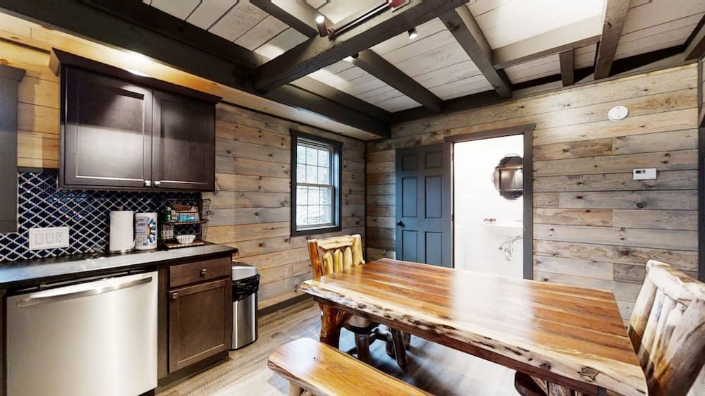 Bigfoots Hideaway 1 Bedroom Cabin by RedAwning