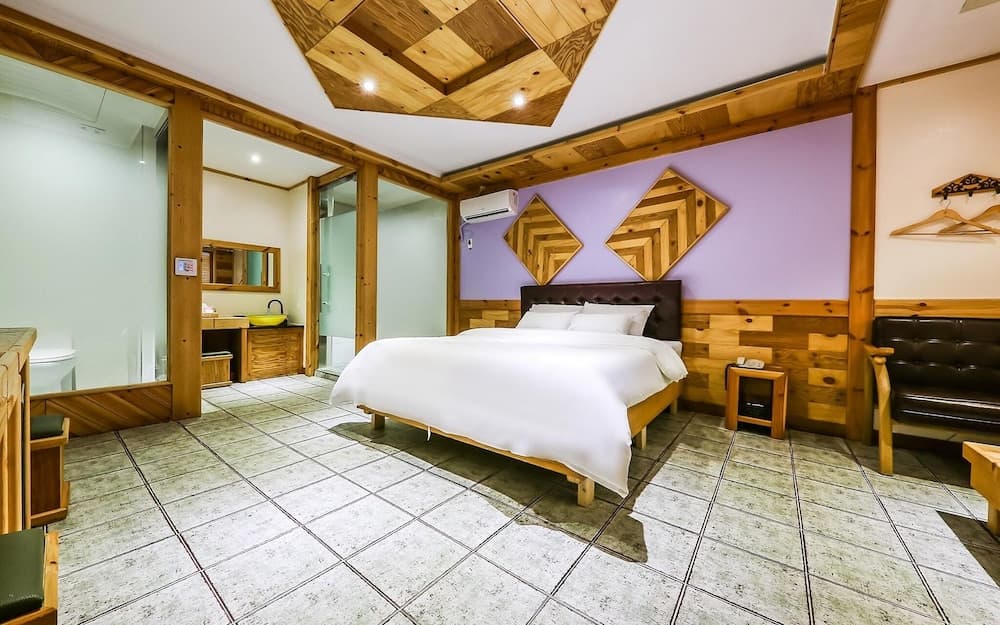 Eumseong Romy and Julie