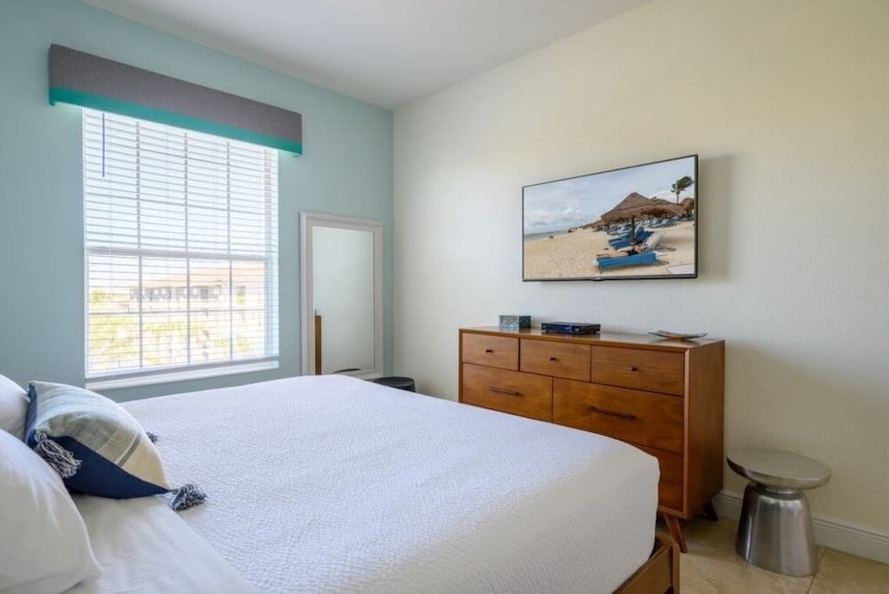 Penthouse Gem. All New! 3 Bedroom Condo by Redawning