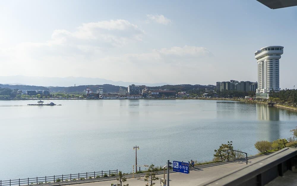 Gangneung Gyeongpodae Swan